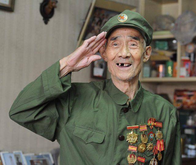 百岁老兵回忆抗战打鬼子:手撕鬼子纯扯淡,鬼子冲锋我就用机枪扫_老人