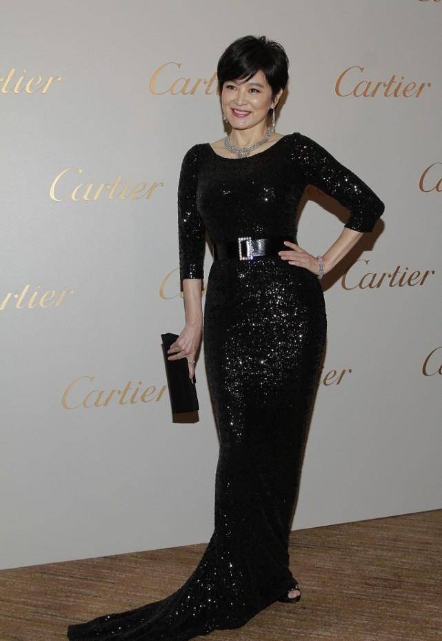 林青霞真是优雅的代名词,一袭黑色方领长裙,穿着简单但气质满满