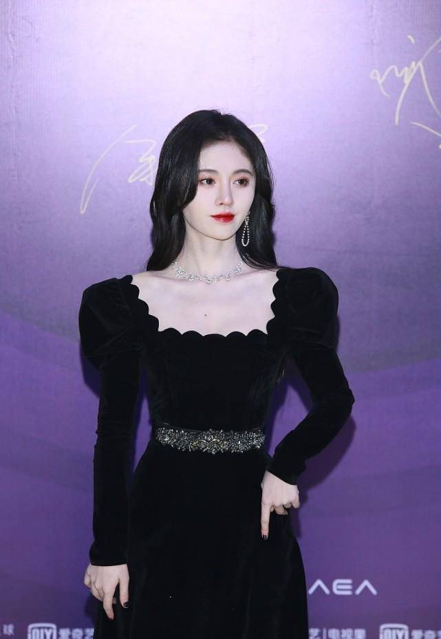 原创入冬了少不了丝绒服装跟着鞠婧祎学丝绒穿搭复古又高贵