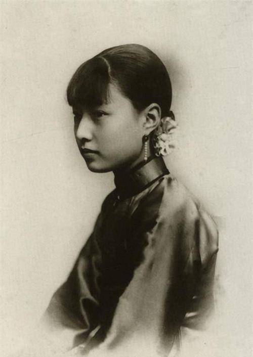 当时追孟小冬的人也不少,但孟小冬就是在这次的表演中,对梅兰芳更上