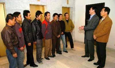 原创驻伊拉克大使杨洪林有多牛穿防弹衣带机枪成功解救8名同胞