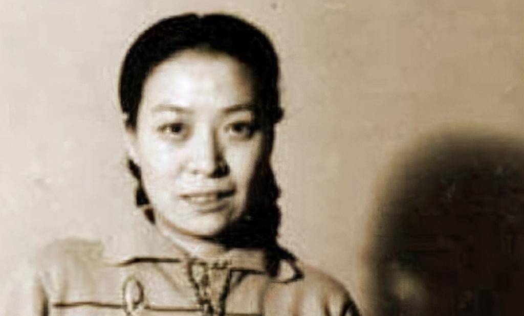 原创白玉霜为了戏班请汉奸吃饭一声枪响让她沦为阶下囚后患子宫癌