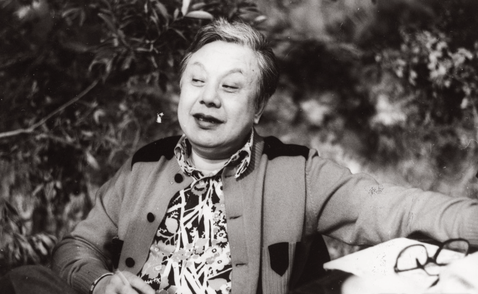 老戏骨姜大卫与张彻遗孀合照半蹲合照表敬意称见到师母太开心