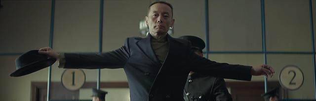 下面是影片的结尾镜头,葛优孑然一身,离开大陆前往香港,所有的荣华