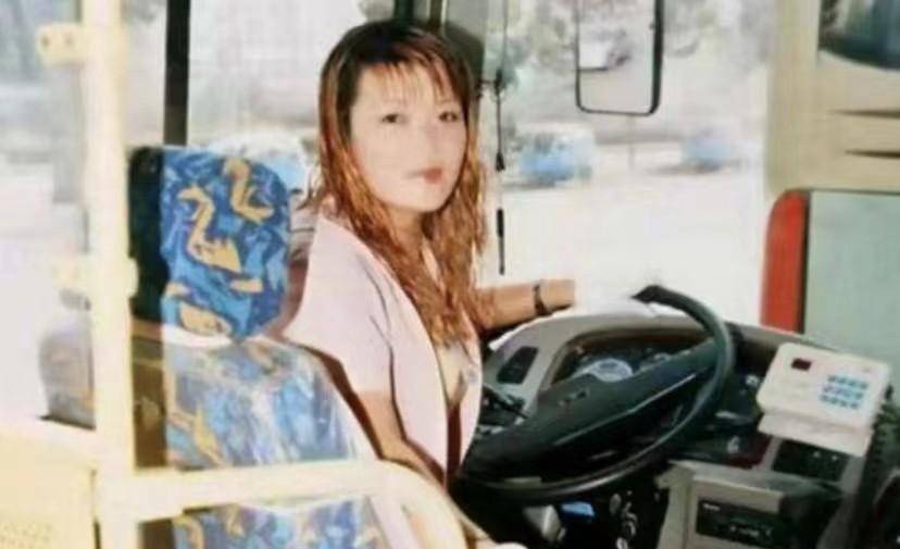 原创重卡女司机带娃拉煤11年替前夫还清欠下的50万债被央视点赞