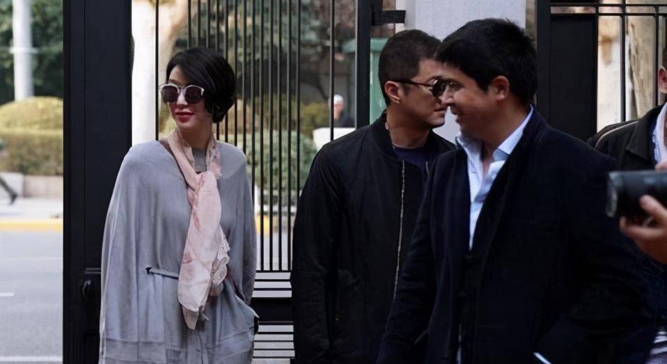 他被媒体曝光出和一位英文名字叫做susie wu的歌手在一起交往