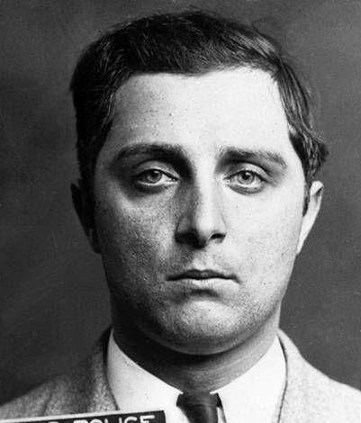 美国4人5次谋杀单身汉,他竟安然无恙,最后4人却被处死_迈克尔·马洛伊