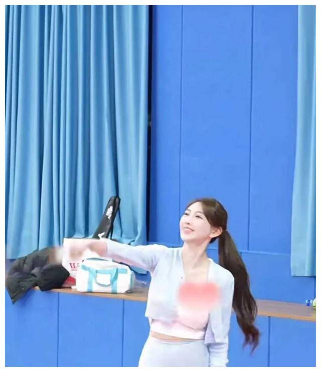 原创叶可打球与黄晓明约会打扮精致是否为摆拍