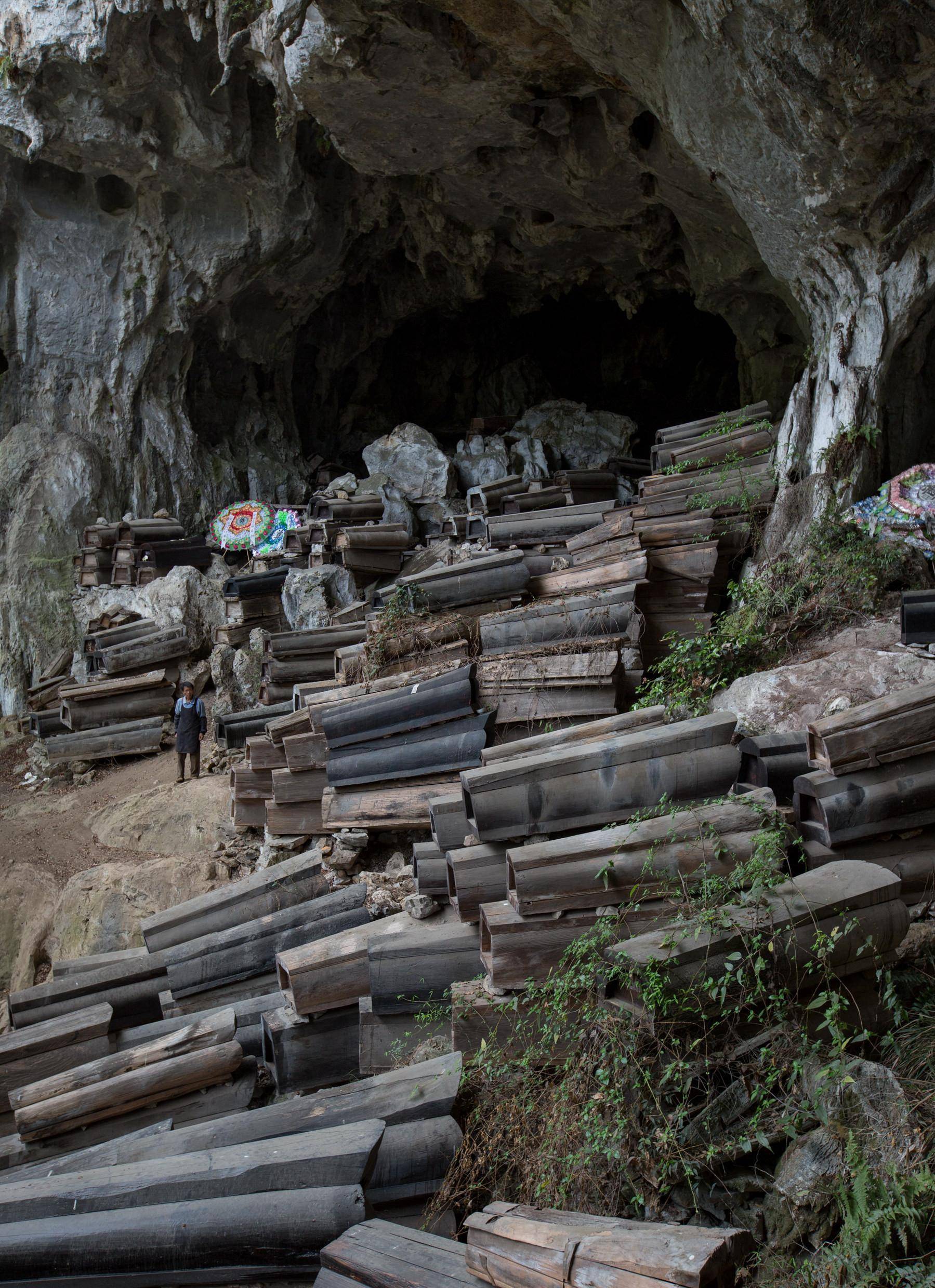 原创为守护567具棺材贵州大爷白天搬砖晚上住洞穴月薪只有三百