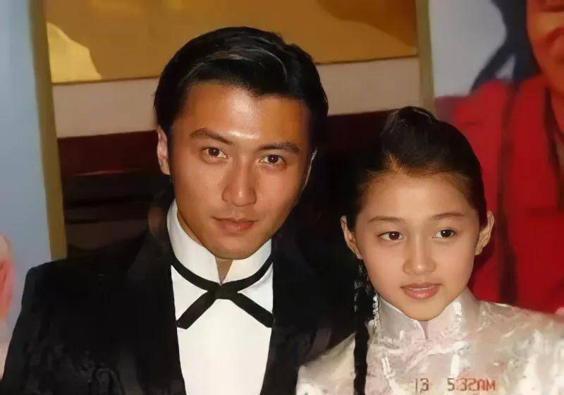 原创技术贴关晓彤小时候和多位明星合照这孩子没整过容是真的