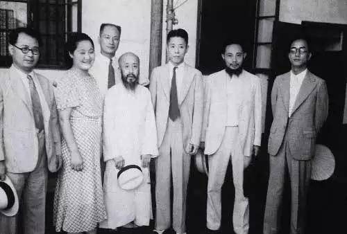 抓了个女律师,法官被问得哑口无言,此前她曾在通缉令下从容照相_史良