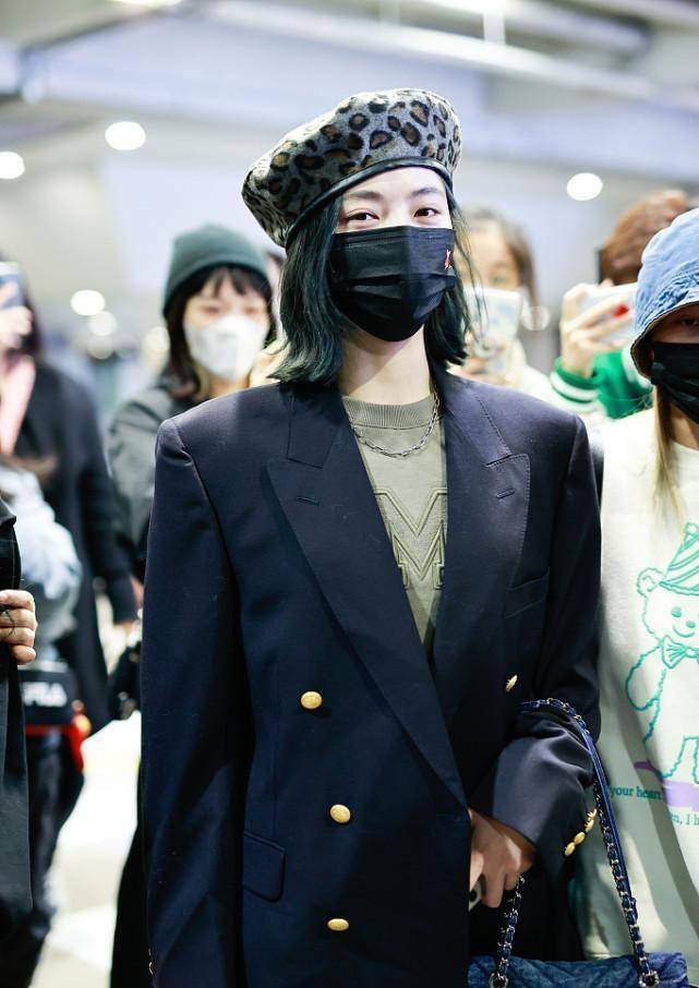 snh48许佳琪挺懂穿搭的,红色贝雷帽配复古大衣裙,好