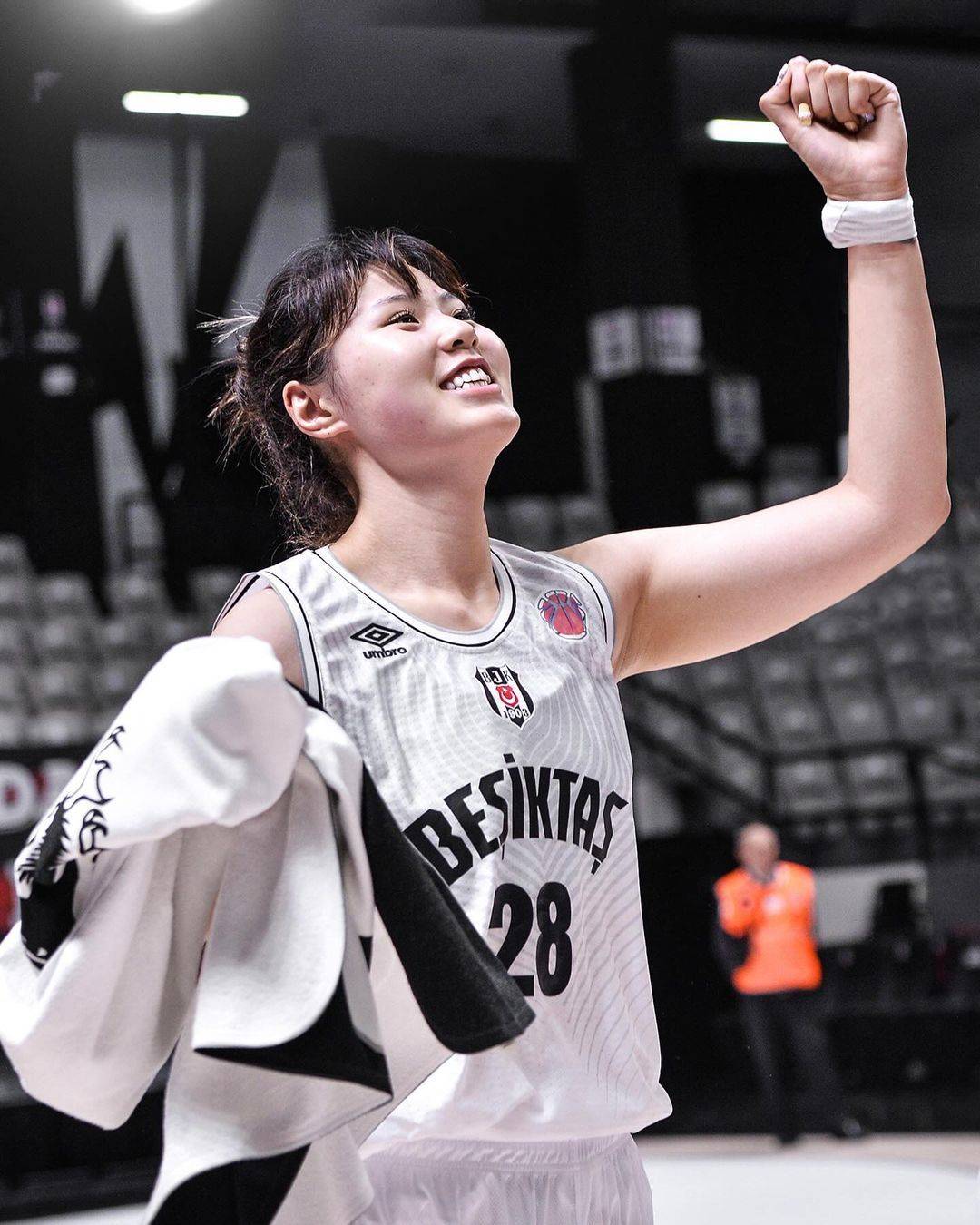 女篮王牌放弃wnba,专心备战巴黎奥运,为祖国付出_中国女篮_李梦_韩旭