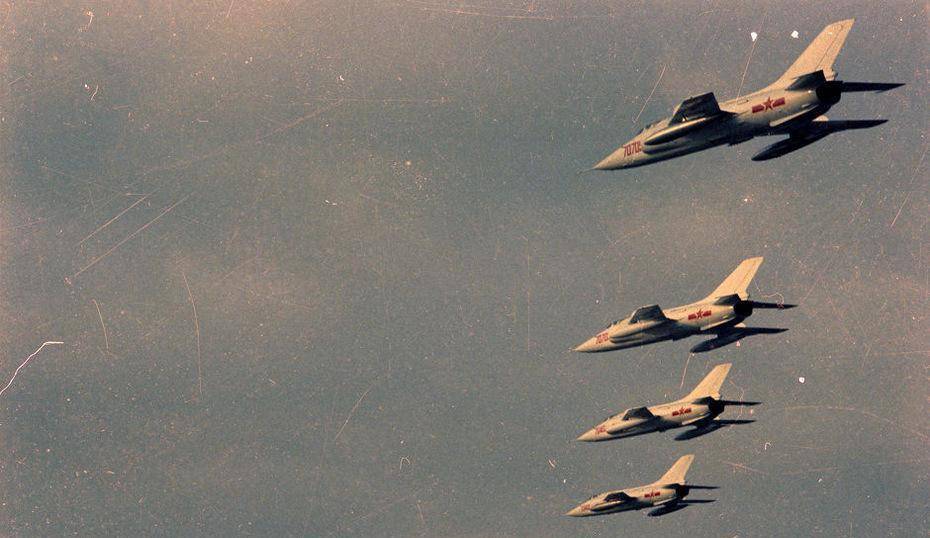 原创直击1984年规模空前大阅兵从战火中走出来的钢铁雄狮杀气纵横