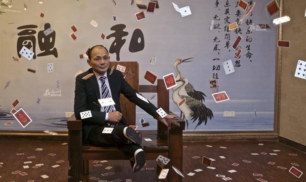 这情形在赌场十分罕见,包工头彻底傻了,转眼输了300万,气得直骂娘,他