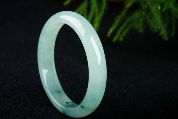 原创长时间佩戴玉手镯对女性身体有益吗听听医生的见解