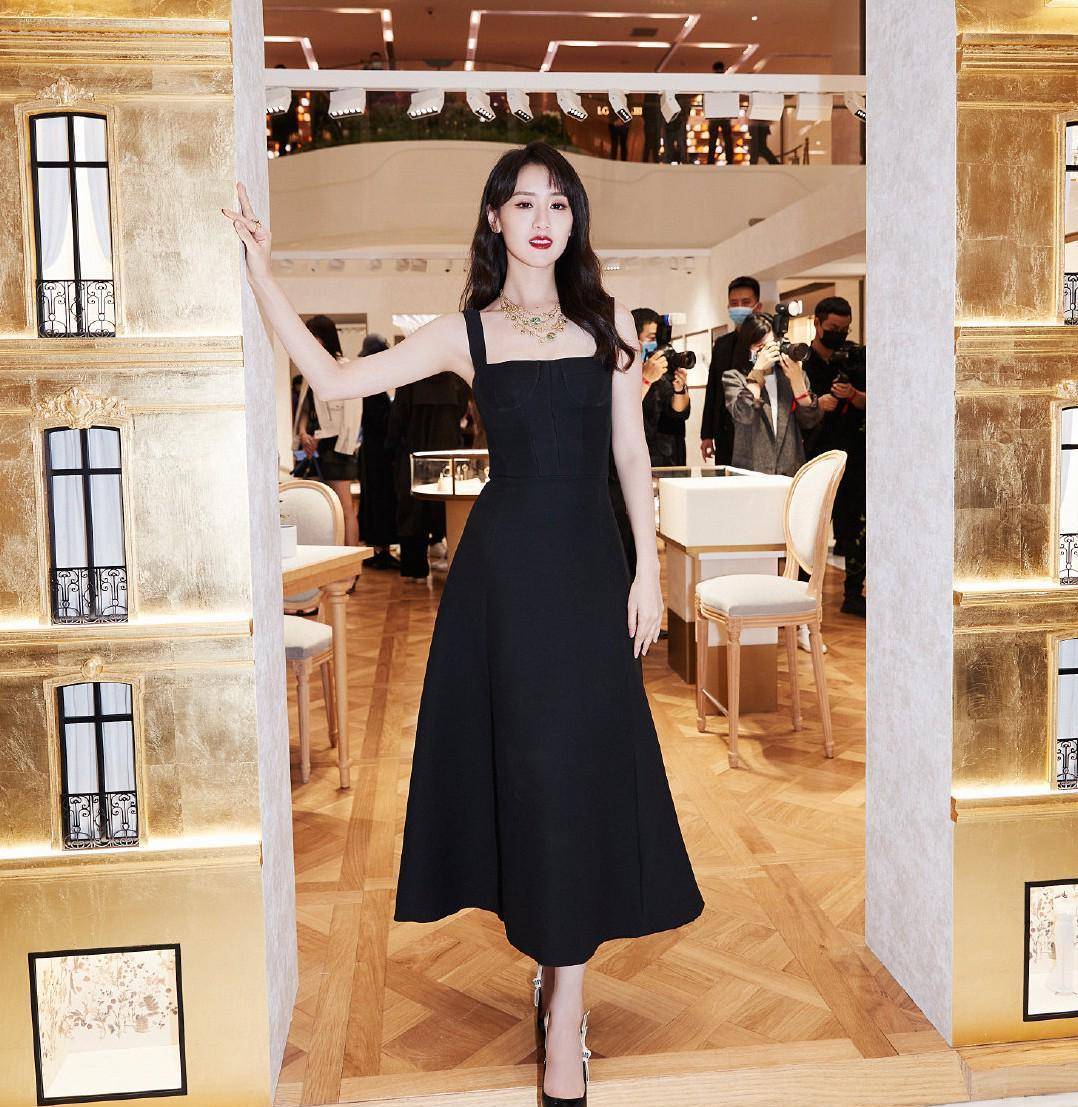 《爱情公寓》跑龙套,今主演《琉璃》大火,吊带长裙生图惊艳