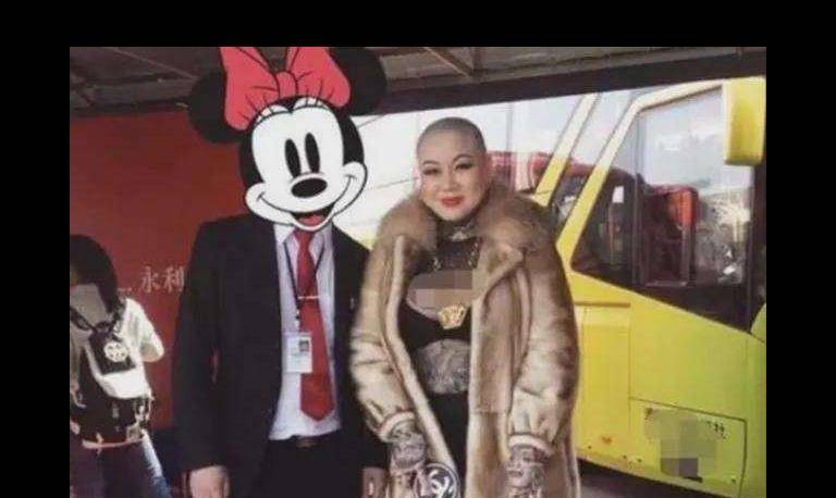 19年,富婆征婚送宾利,网友看完照片直呼受不起,如今生活大变样_冯萍