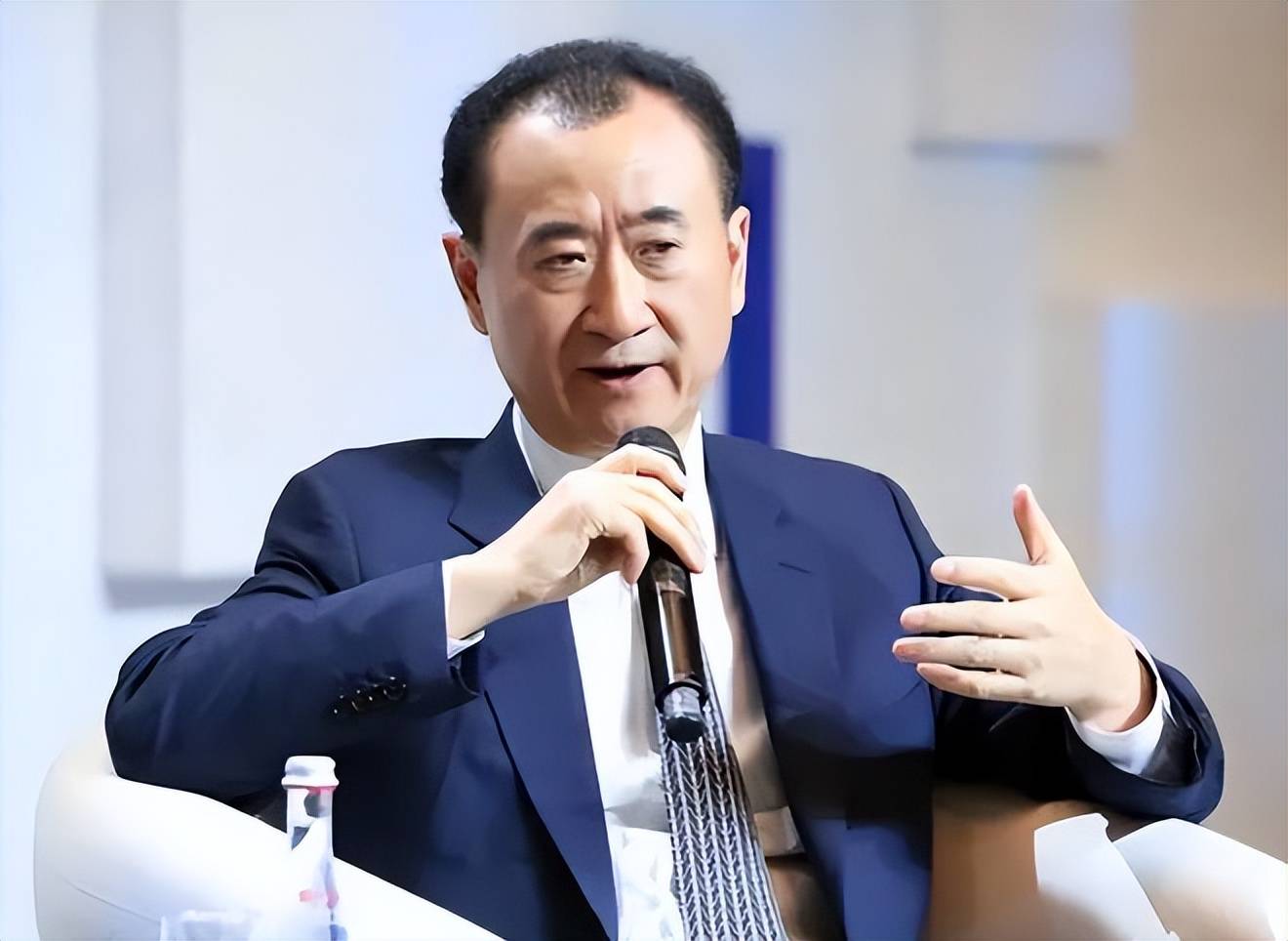 地产业风云再起,万达又被冻结162亿,王健林已售14座万达广场_发展