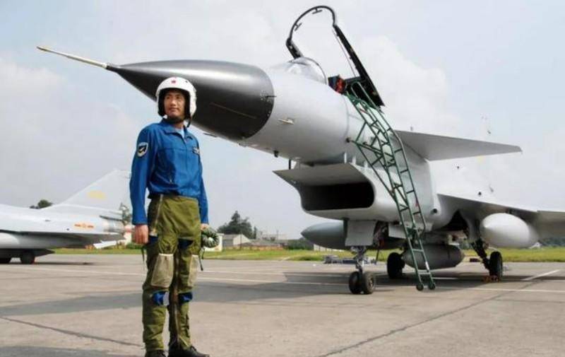 原创2004战机飞行忽然没油试飞员放弃跳伞逃生8分钟上演降落奇迹