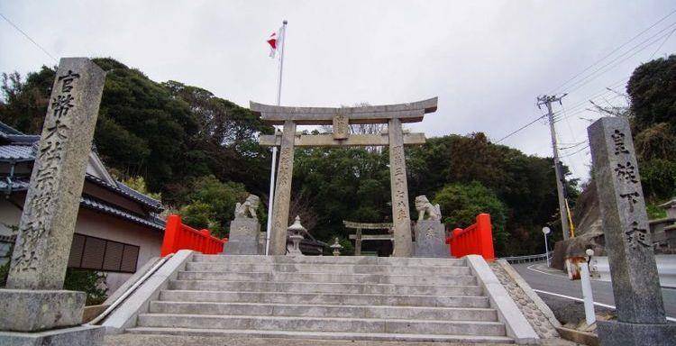 拜殿上高悬着由伏见宫贞爱亲王挥毫的神勅,也就是天照大神的敕命: "奉