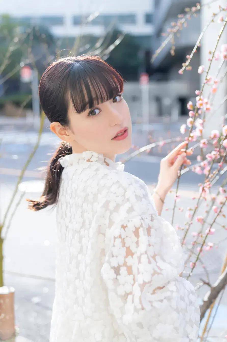 原创武藤彩未歌手出道十年首次挑战写真集