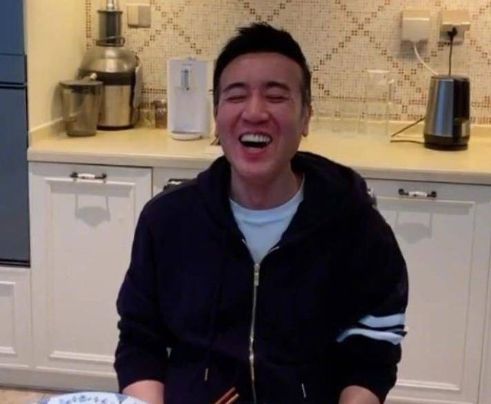 从小吃姐姐奶水长大,一度穷到交不起学费,因3位贵人如今成影帝_于和伟