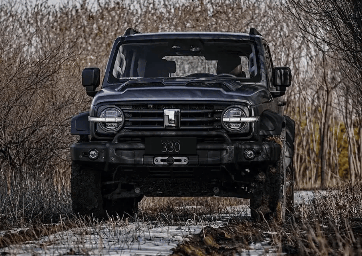 搭配尺寸为265/70 r18的at越野轮胎,车尾还拥有红色的v6标识,机盖处