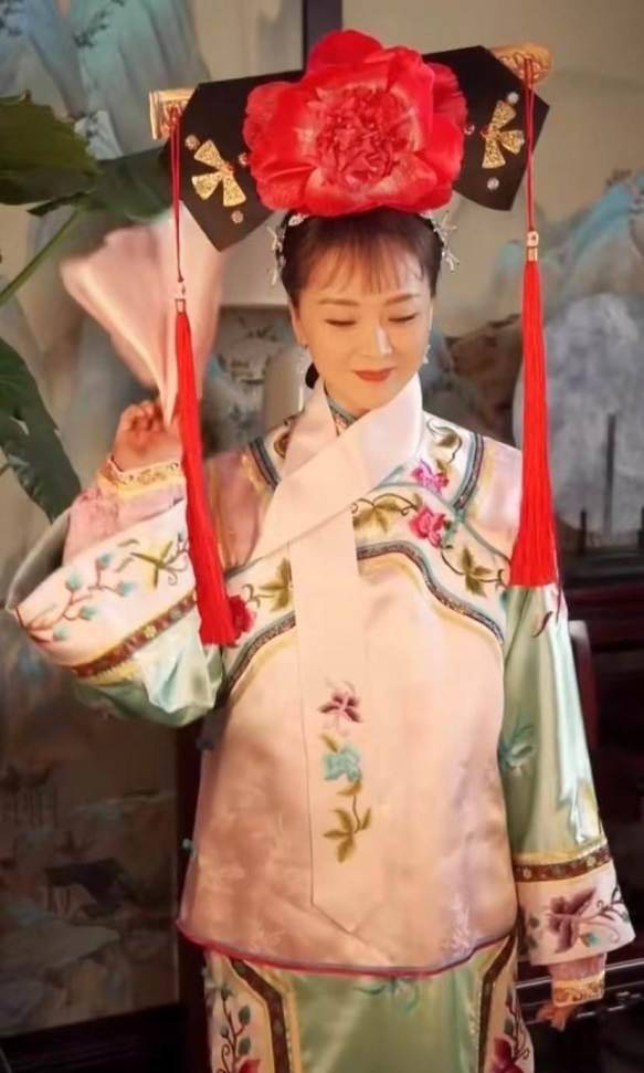 王艳:亲儿子说她是猪,每天跪着给婆婆洗脚,如今想出镜带货?