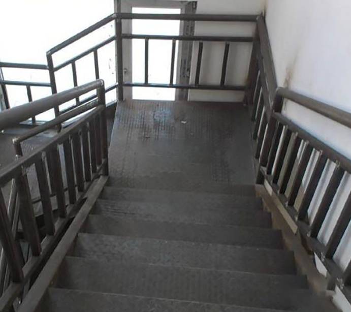 建筑高度大于33m的住宅建筑,应采用防烟楼梯间;消防电梯井,机房与相邻