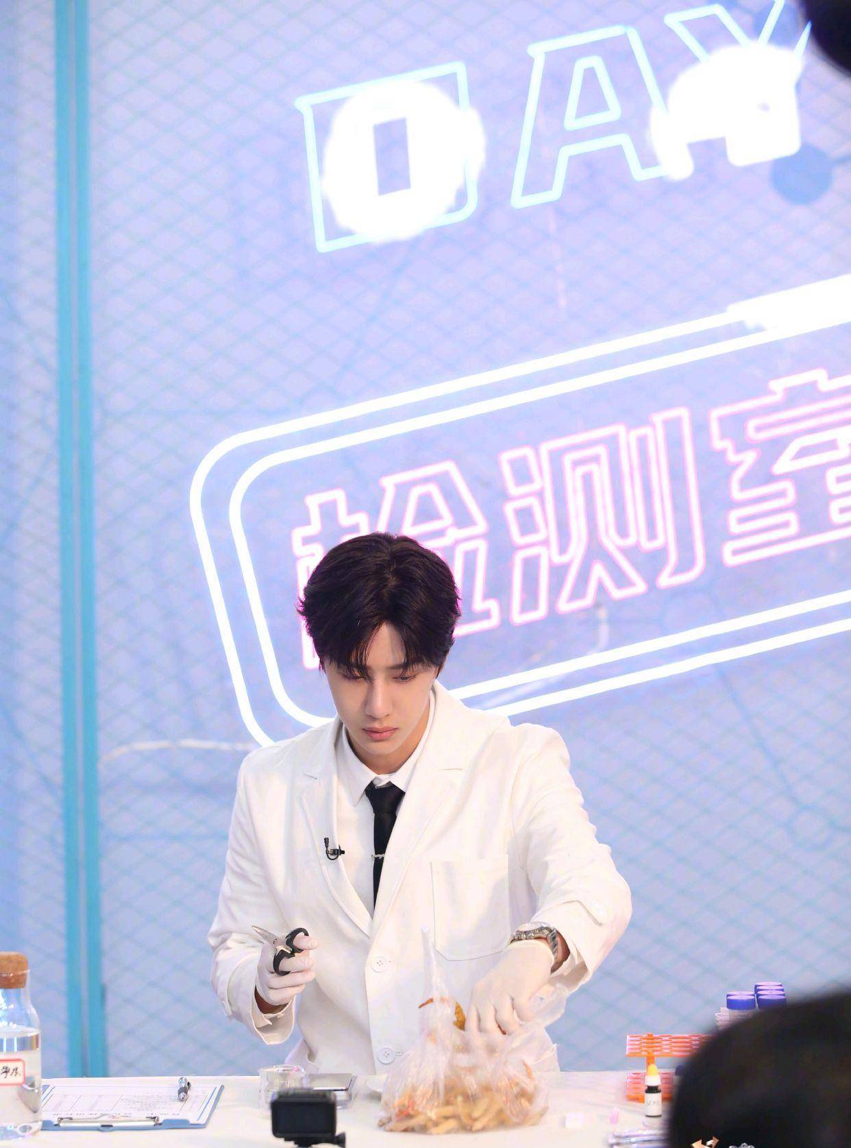 原创恭喜王一博蝉联寻艺95后新媒体指数男艺人28连冠七个月持续登顶榜