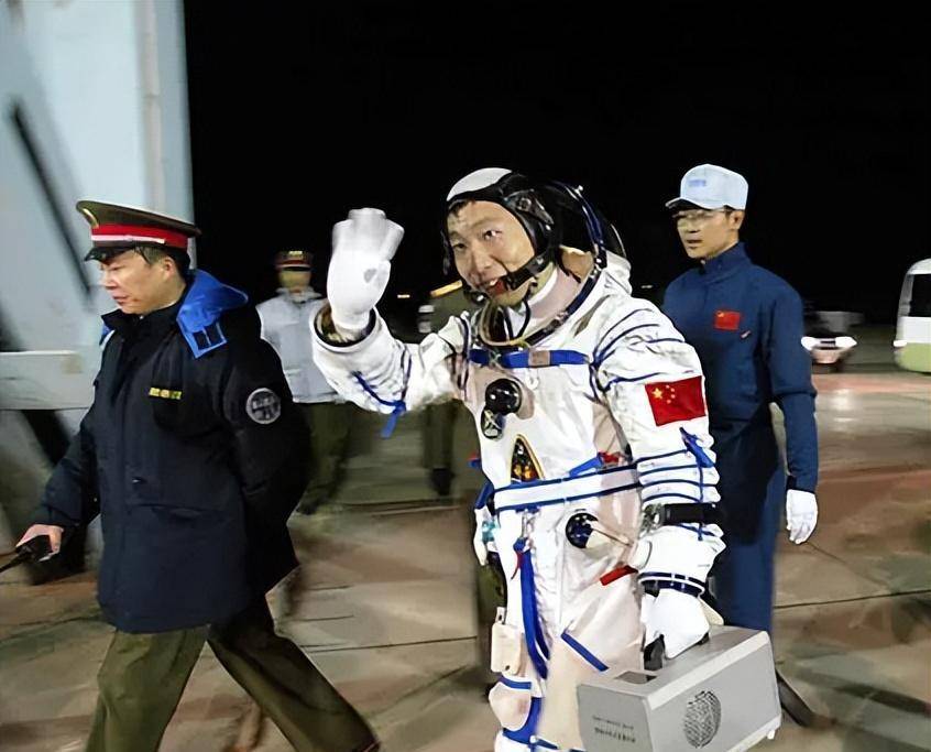 杨利伟独自乘坐神舟5号载人航天飞船成功进入太空,并安全返回地球