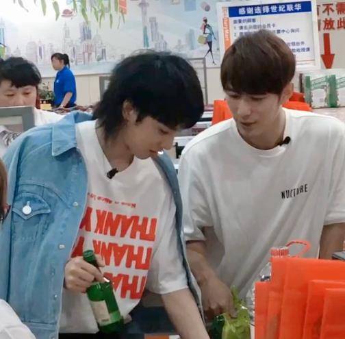 原创华晨宇带小孩买东西谁注意购物车都买了啥成年人身份太真实了