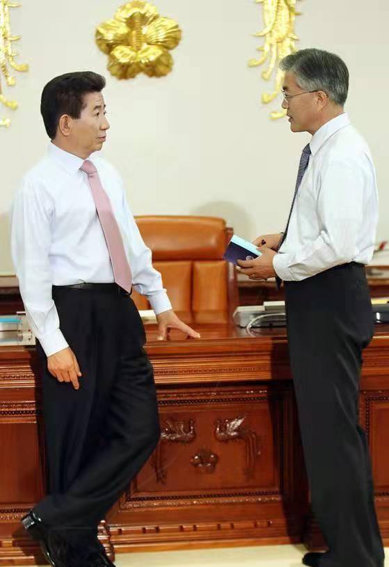 文在寅的复仇大哥卢武铉跳崖明志后他在墓碑上默默刻了4个字