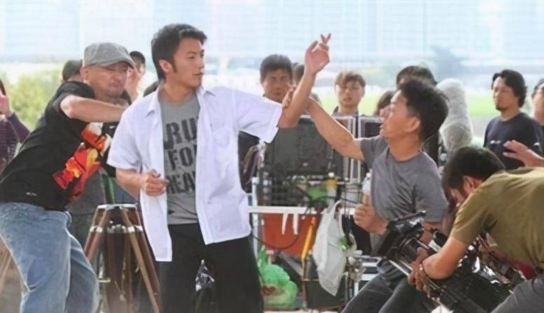 原创同样是打王伯昭为何谢霆锋依然很火张卫健却销声匿迹