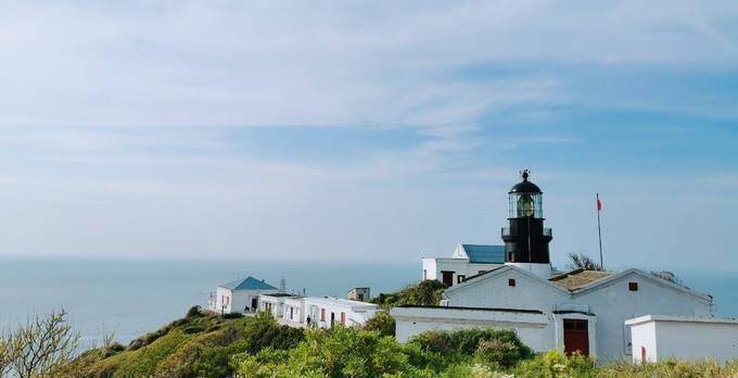 5米高,灯塔的样式比较简单,以藏蓝,白为主色调,下身为白色,上部为黑色