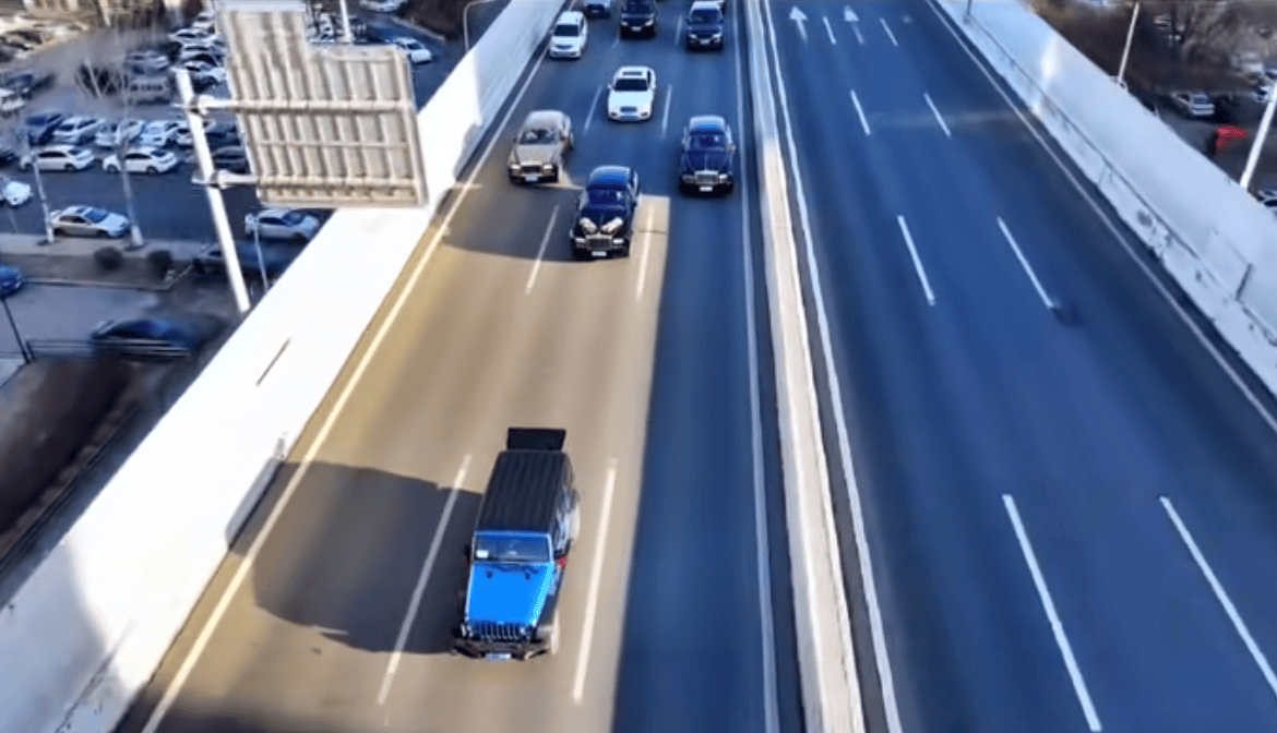 赵本山徒弟"徐会计"大婚!豪车开道摆造型,占高架桥惨遭举报