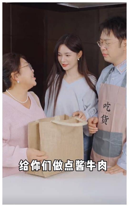杜海涛沈梦辰路边摊用万元衣品尝面条襁褓纸巾护衣新舒适