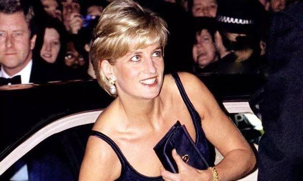 原创英国戴安娜王妃一生付出两次真心结果都成了王室婚姻的牺牲品