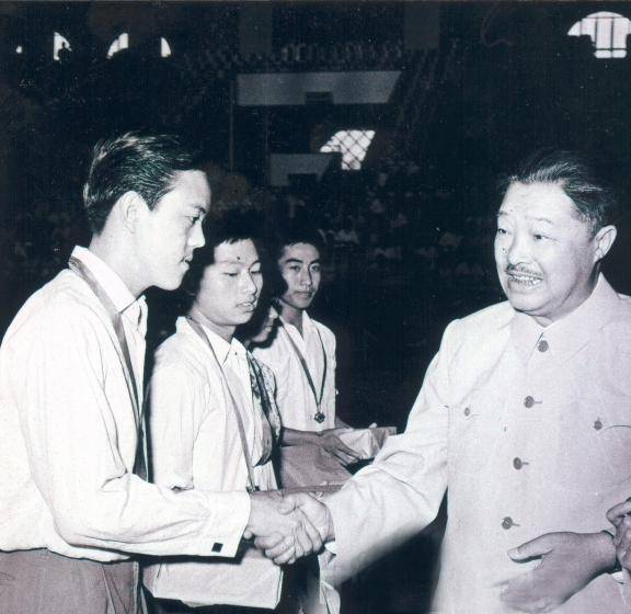 却在31岁选择上吊自缢_容国团_乒乓球_香港