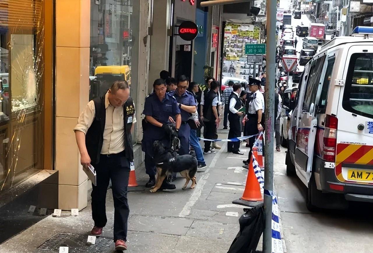 原创与张子强齐名的悍匪手持ak当街扫射10分钟连抢5家金行