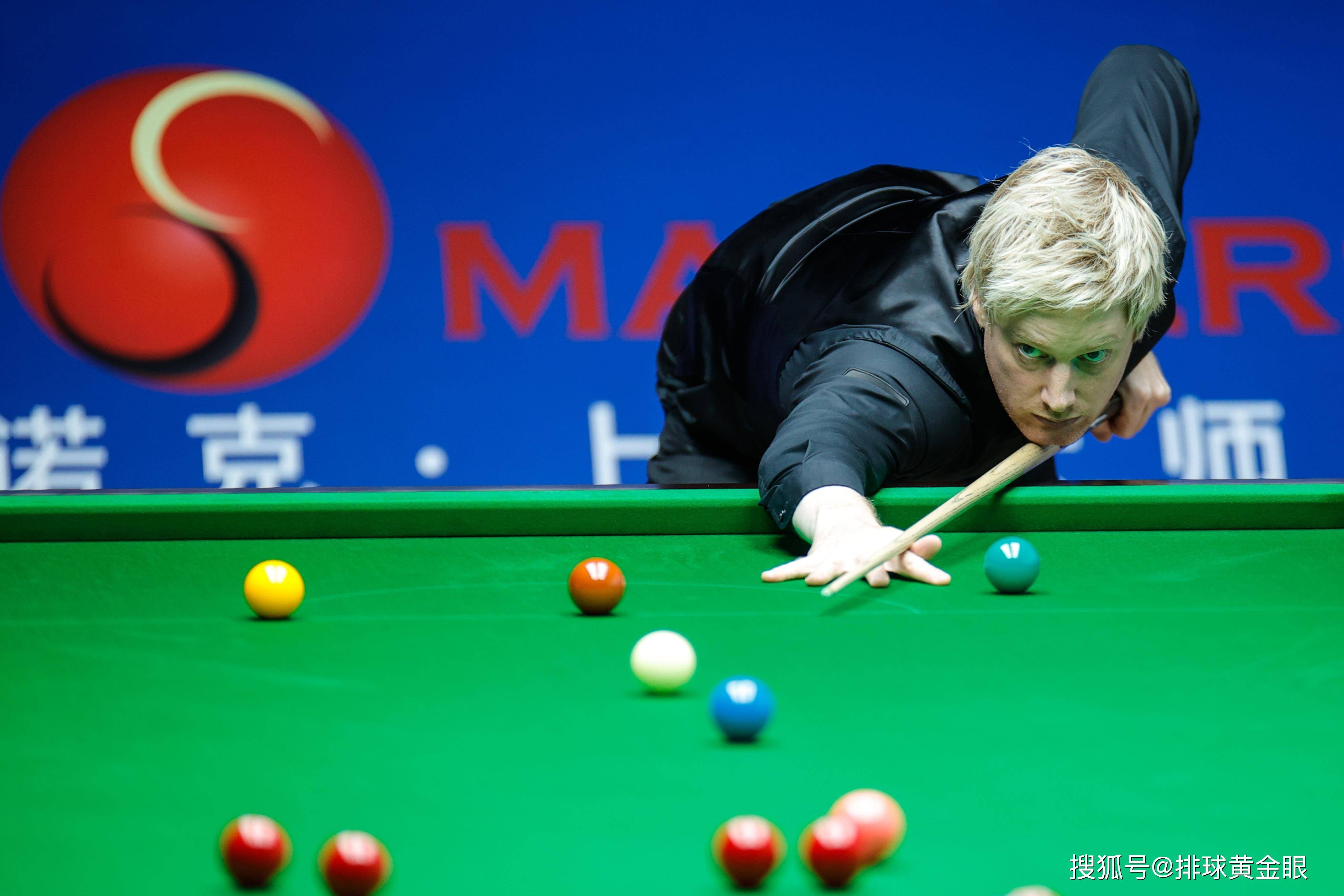 观众倒喝彩!罗伯逊无奈摇头,无缘直通克鲁斯堡,丁俊晖晋级决赛