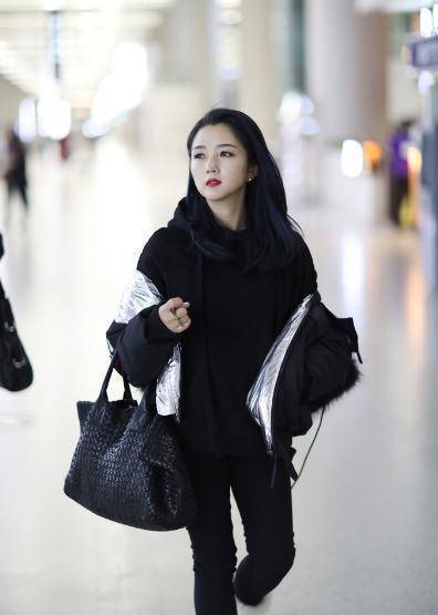 何洁红色外套真抢镜,白色t恤配墨镜意外显瘦,身材好精致_衣服_黑色