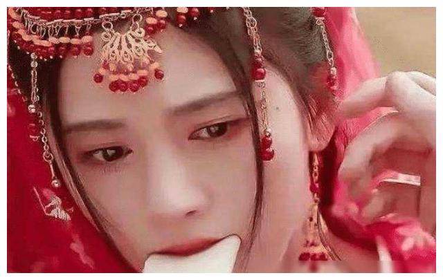 鞠婧祎偶像包袱太重被绑架像在咬棉花道具太敷衍了