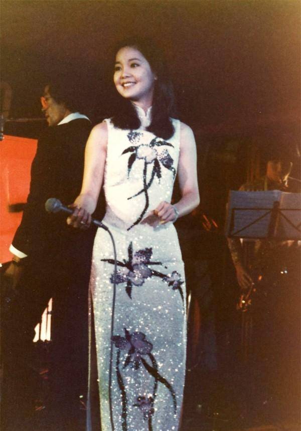 原创邓丽君私房照死后左脸上发现巴掌印图9是小她14岁外籍小男友