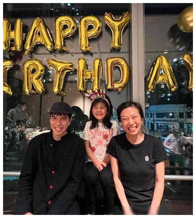 贾静雯庆祝宝贝生日家庭幸福团圆萧敬腾夫妇惊喜现身