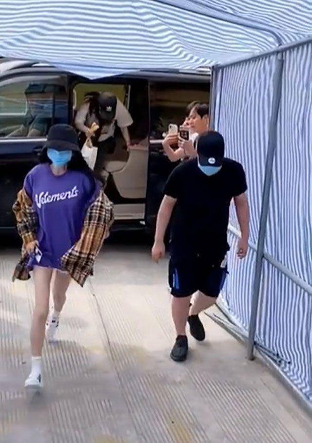 原创明星代拍行业没底线了躲在台阶下偷拍杨幂幸好她没穿短裙