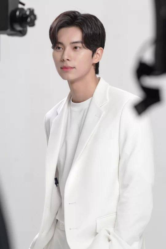 原创韩国零零后男女明星街上约会视频热传他帮忙拎包还给她披衣服