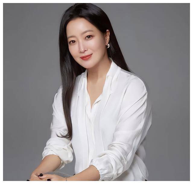 金喜善46岁风情女神豪门阔太太风采依旧