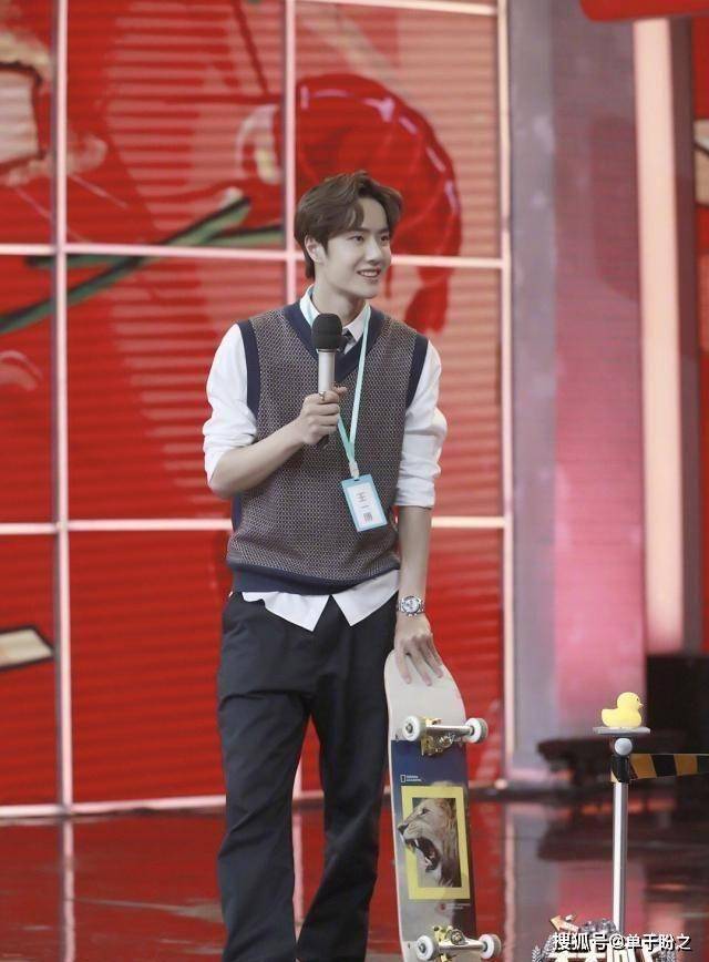 原创原创天天向上王一博秀滑板惹人夸吃梨却没能躲过大老师的攻击